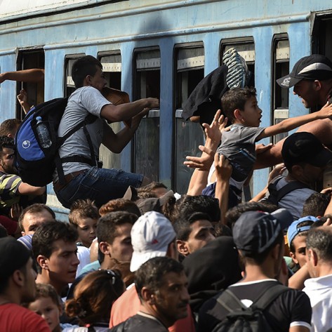 Prema zvanicnim podatcima Makedonske policije , oko 400 000 izbeglica je preslo Grcko - Makedonsku granicu od Juna 2015 do 31 Decembra 2015.Policija je pokusavala da uvede neki red na samom granicnom prelazu ali nekoliko puta se ispostavilo da je zelja izbeglica da stigne u zemljama EU veca od bilo kojih policijskih stitova.Prave bitke su se vodile za mesto u vozu koji je nosio izbeglice iz Gevgelije do Srpske granice. Niko nije hteo da saceka naredni voz, svi su hteli da nadzu mesto odmah i sto pre stigne do svoje obecane zemlje.Krajem godine, u Novembru, Makedonska vlada je donela odluku da ne propusta sve izbeglice. Mogli su da prodzu samo oni koji dolaze is Sirije, Iraka i Avganistana.Ostal su jako tesko primili ovu pdluku.Grupa migranta iz Irana su protestovali zbog toga, neki od njih su zasili svoja usta i gladovali nedelju dana ali ipak nisu dobili dozvolu da predzu granicu.