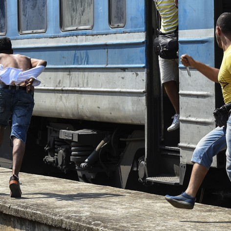 Prema zvanicnim podatcima Makedonske policije , oko 400 000 izbeglica je preslo Grcko - Makedonsku granicu od Juna 2015 do 31 Decembra 2015.Policija je pokusavala da uvede neki red na samom granicnom prelazu ali nekoliko puta se ispostavilo da je zelja izbeglica da stigne u zemljama EU veca od bilo kojih policijskih stitova.Prave bitke su se vodile za mesto u vozu koji je nosio izbeglice iz Gevgelije do Srpske granice. Niko nije hteo da saceka naredni voz, svi su hteli da nadzu mesto odmah i sto pre stigne do svoje obecane zemlje.Krajem godine, u Novembru, Makedonska vlada je donela odluku da ne propusta sve izbeglice. Mogli su da prodzu samo oni koji dolaze is Sirije, Iraka i Avganistana.Ostal su jako tesko primili ovu pdluku.Grupa migranta iz Irana su protestovali zbog toga, neki od njih su zasili svoja usta i gladovali nedelju dana ali ipak nisu dobili dozvolu da predzu granicu.